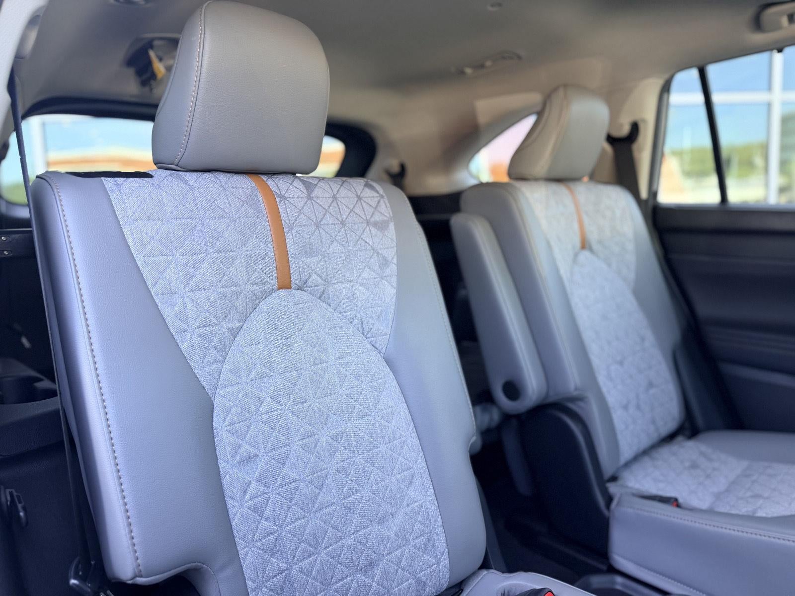 2022 Toyota Highlander Hybrid Bronze Edition