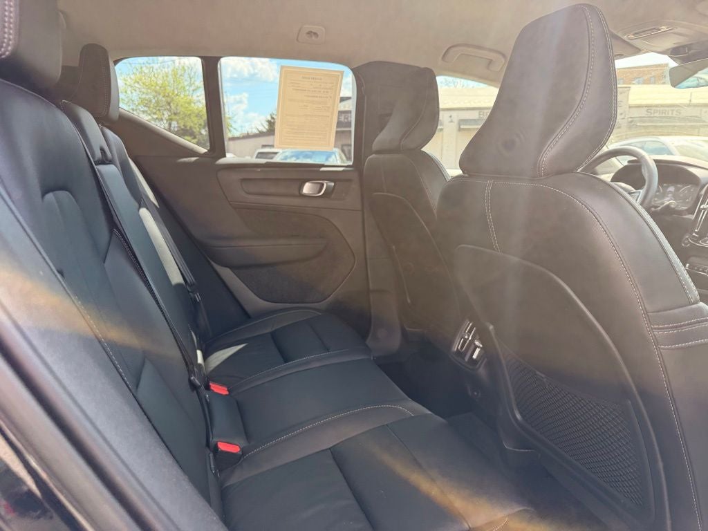 2022 Volvo XC40 Momentum