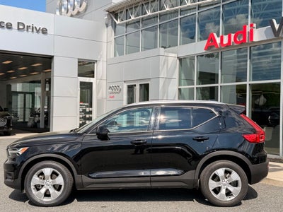 2022 Volvo XC40 Momentum