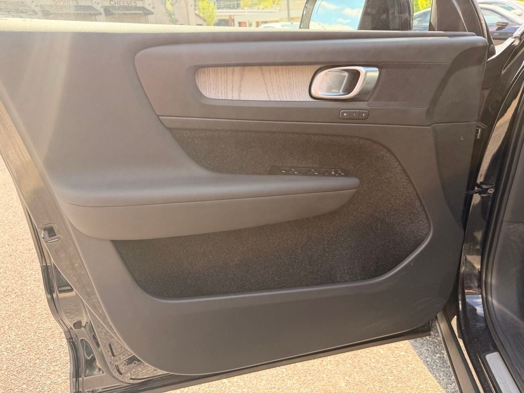 2023 Volvo XC40 B5 Plus Bright Theme