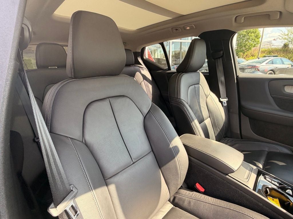 2023 Volvo XC40 B5 Plus Bright Theme