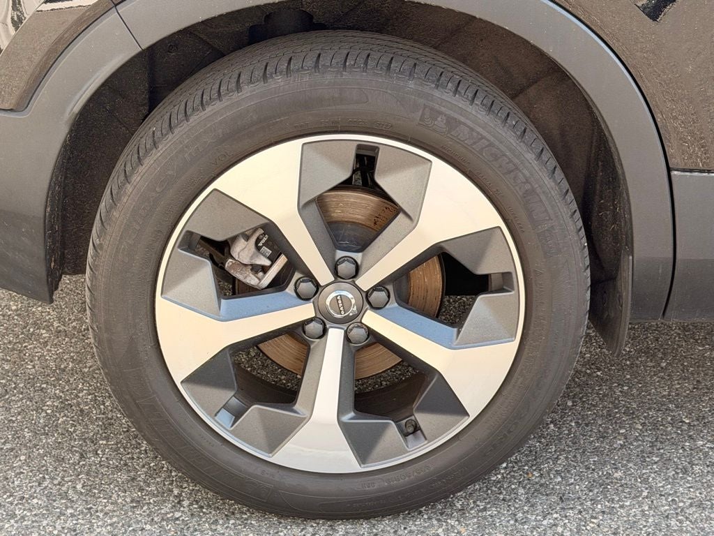 2023 Volvo XC40 B5 Plus Bright Theme
