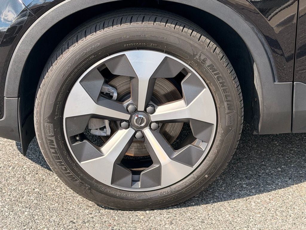 2023 Volvo XC40 B5 Plus Bright Theme
