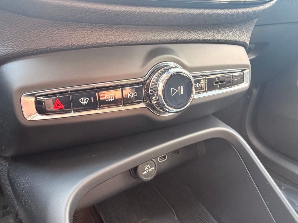 2023 Volvo XC40 B5 Plus Bright Theme