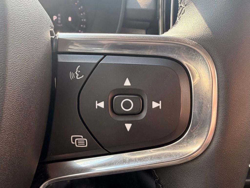 2023 Volvo XC40 B5 Plus Bright Theme
