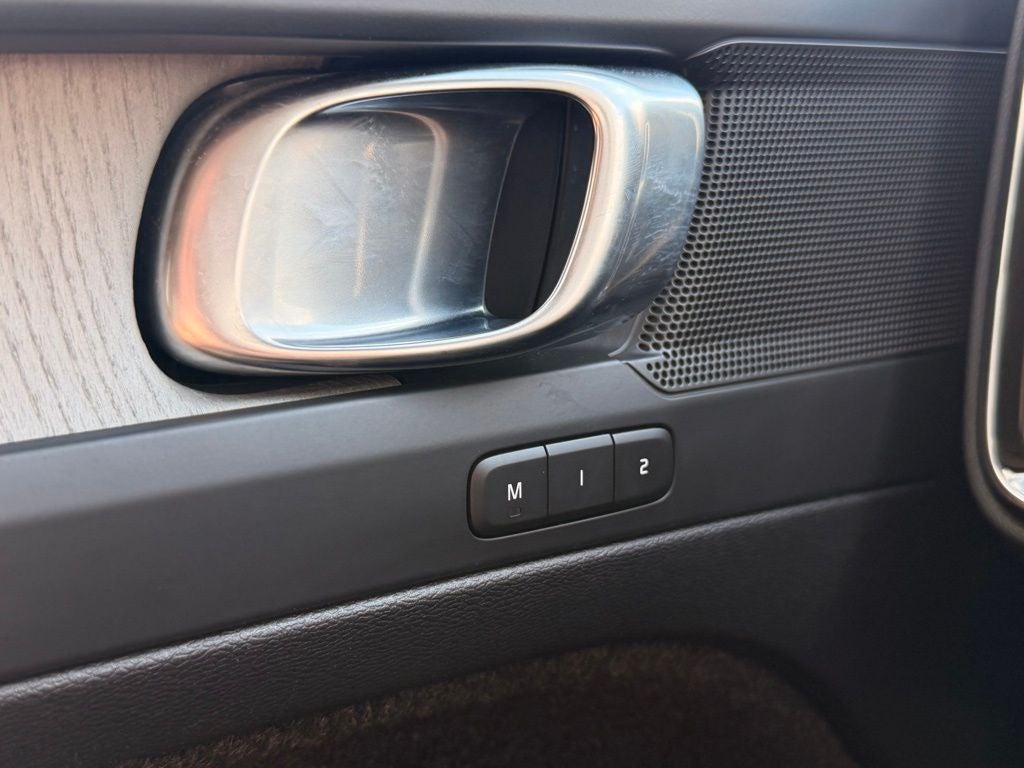 2023 Volvo XC40 B5 Plus Bright Theme