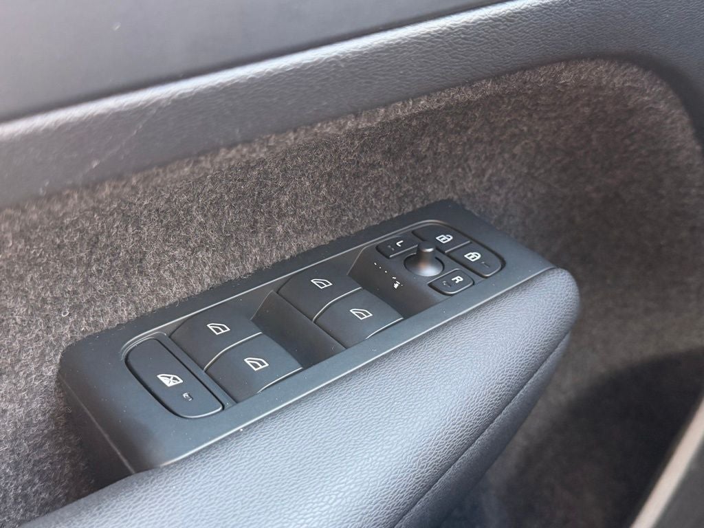2023 Volvo XC40 B5 Plus Bright Theme