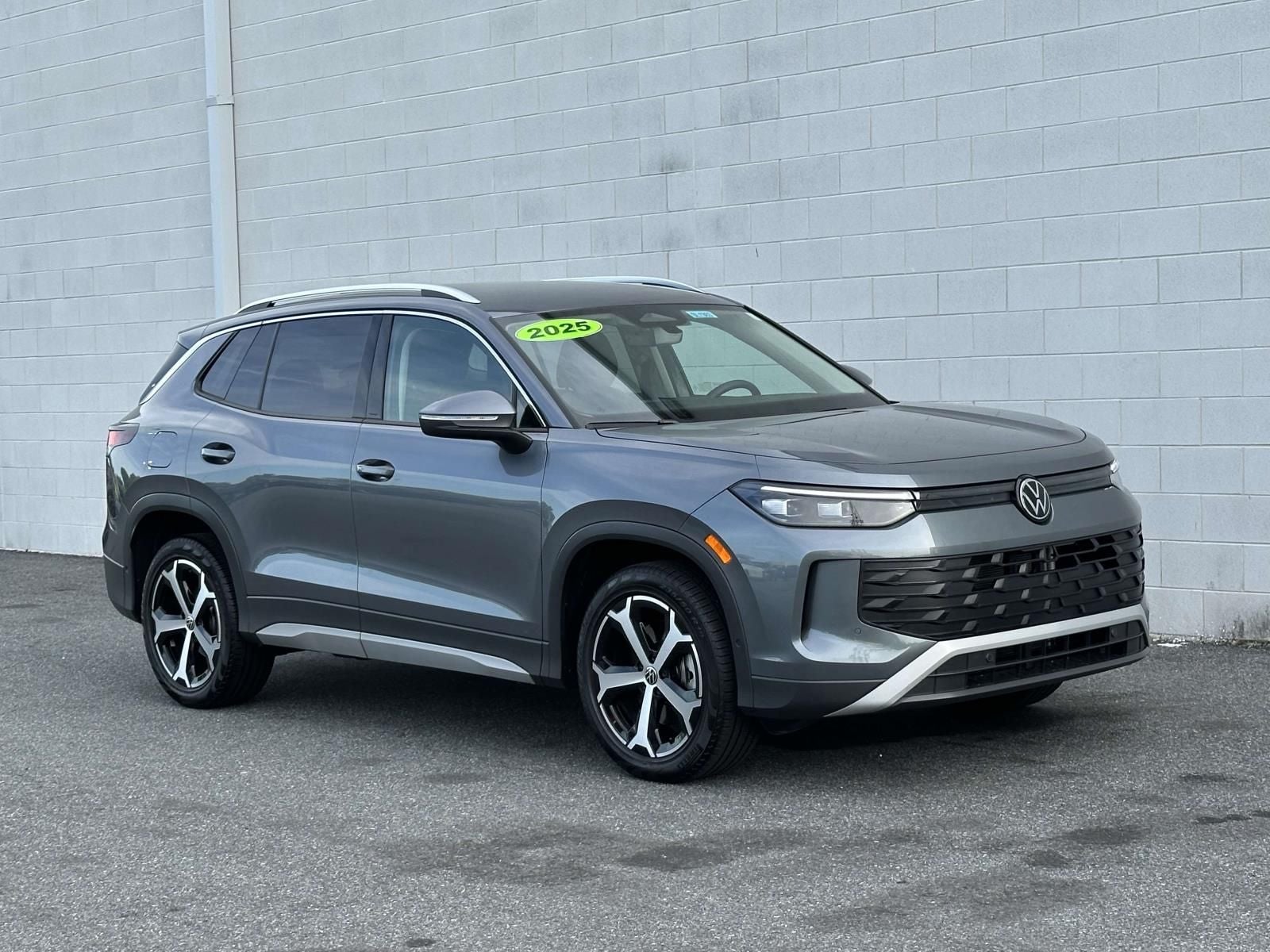 2025 Volkswagen Tiguan 2.0T SE