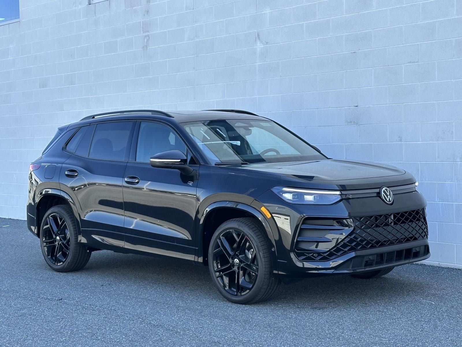 2026 Volkswagen Tiguan 2.0T SE R-Line Black