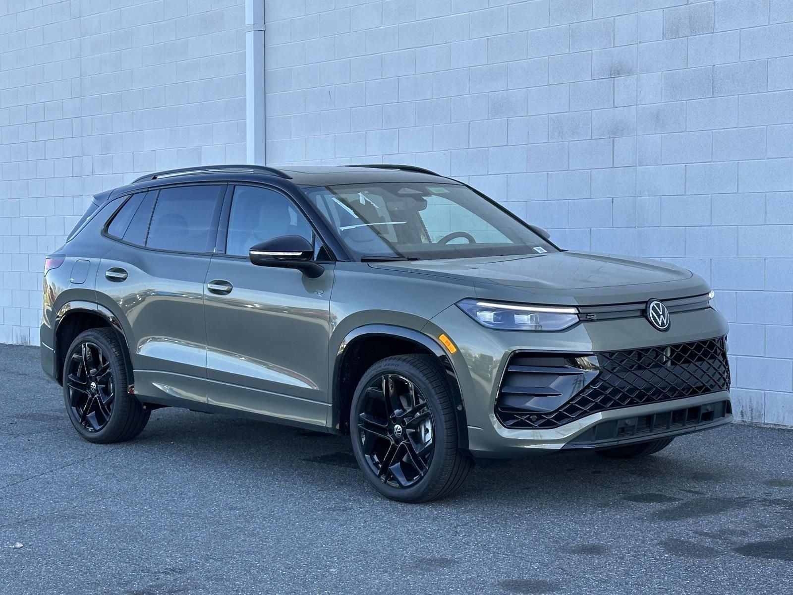 2026 Volkswagen Tiguan 2.0T SE R-Line Black